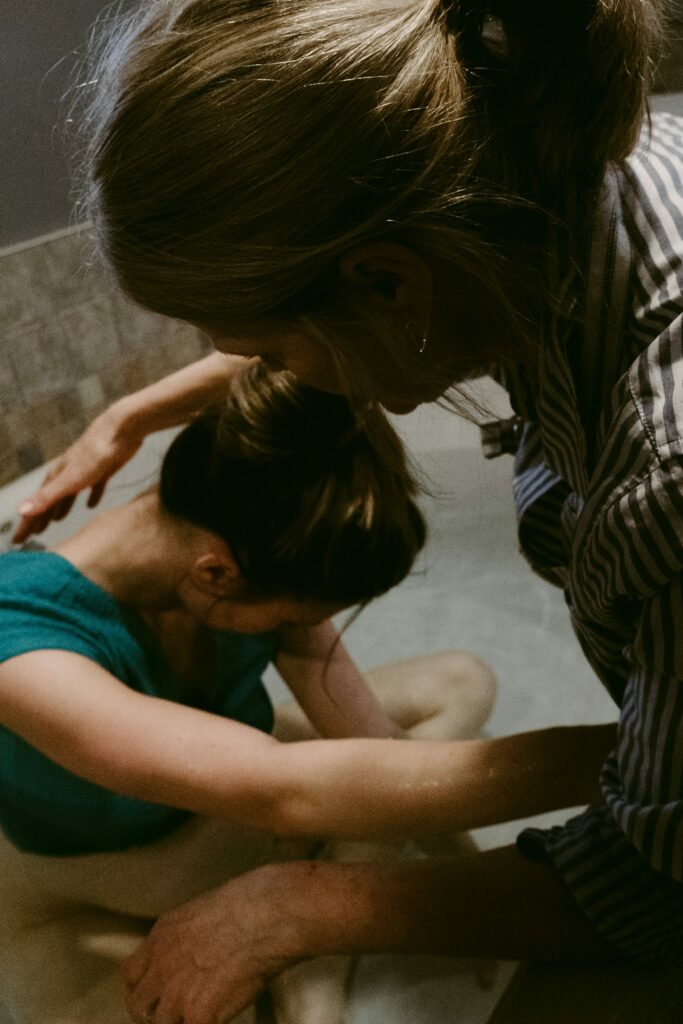 Présence d'une femme douce à un accouchement.